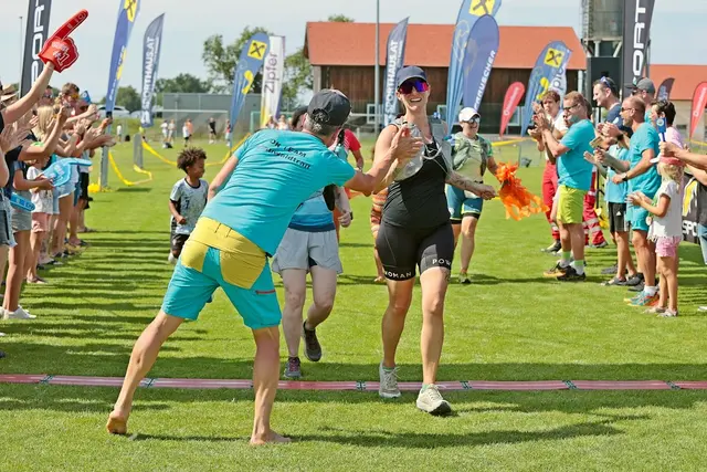 Vor dem Letzter werden braucht sich beim Sauwald Trail niemand zu fürchten. Wenn sich die letzten Finisher dem Ziel nähern, werden sie traditionell mit einem „Spalier der Ehre“ empfangen.  | Foto: Margit Bauer