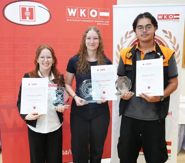 „Junior Sales Champion Burgenland“: Lena Surböck aus Trausdorf (Lehrbetrieb: Lutz Eisenstadt), Johanna Schütz aus Draßmarkt (Lehrbetrieb: MK Sportartikel, Mattersburg) und Benjamin Pranchai Vosicky (Lehrbetrieb: OBI Neusiedl am See) (v. l.) | Foto: Wirtschaftskammer Burgenland