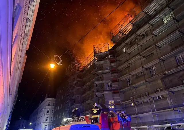 Ein Dachbrand sorgte in der Nacht auf Donnerstag für einen Großeinsatz der Feuerwehr und Rettung im 20. Bezirk. | Foto: Berufsfeuerwehr Wien