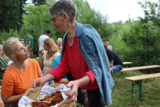 Marianne Kasper (Bild mit Korb) und Anna Pitter sorgten für ausreichend Weißbrot mit Rosinen | Foto: Gerhard Langmann