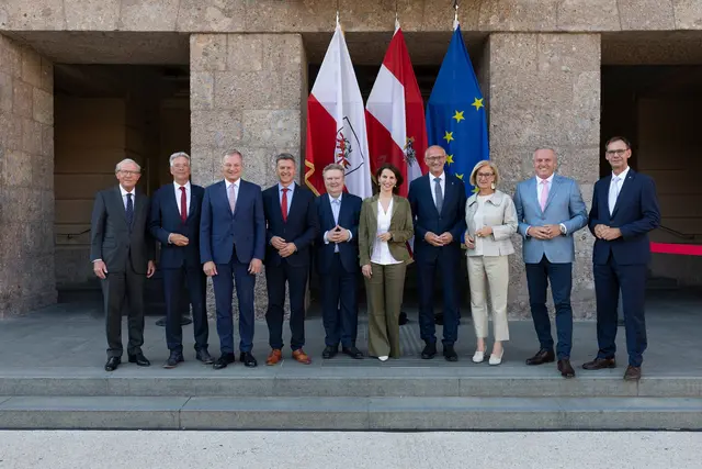 v.li.: LH a. D. Wilfried Haslauer (Salzburg), LH a. D. Peter Kaiser (Kärnten), LH Thomas Stelzer (Oberösterreich), LH Daniel Fellner (Kärnten), LH Michael Ludwig (Wien), LH Karoline Edtstadler (Salzburg), LH Anton Mattle (Tirol), LH Johanna Mikl-Leitner (Niederösterreich), LH Mario Kunasek (Steiermark) und LH Markus Wallner (Vorarlberg). | Foto: Hassl