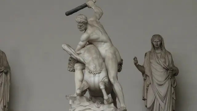 02.06.2026  Herkules im Kampf gegen den Zentauren Nessus, eine dynamische Darstellung aus der Loggia dei Lanzi 