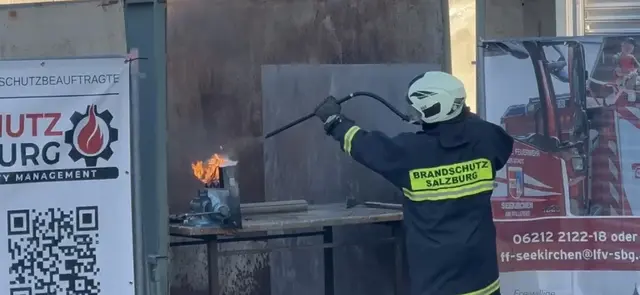 Um die erhebliche Brandgefahr zu verdeutlichen wurde am 18. Juni 2026 ein solcher Batteriebrand mit Unterstützung des Brandschutz Salzburg nachgestellt.  | Foto: Simon Wallner