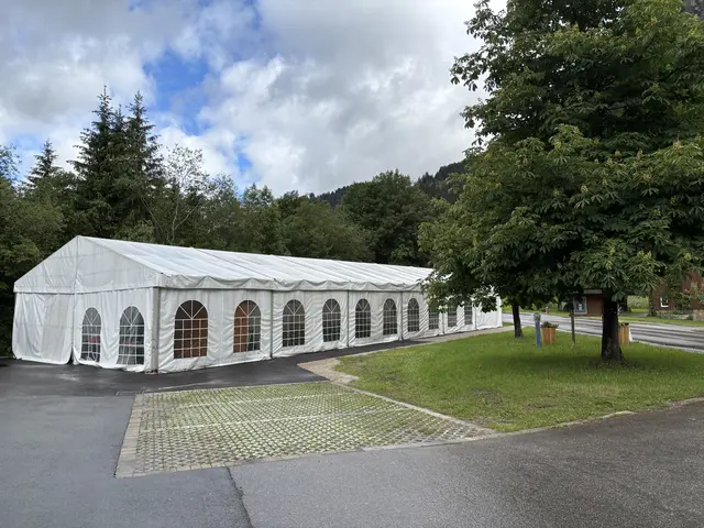 Das Festzelt wurde mit neuen Planen bespannt und der Festplatz asphaltiert. | Foto: Hartman