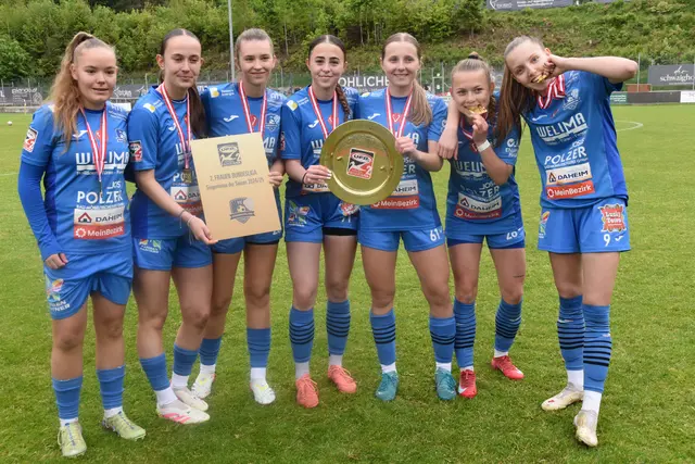 Die Spielerinnen der BFV-Frauenakademie durften sich ebenso über den Meistertitel in der 2. Frauen Bundesliga freuen. | Foto: MeinBezirk/Michael Strini