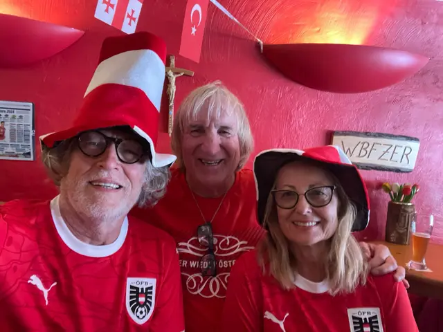 Familie Kowatsch mit Austria Klagenfurt Legende Helmut König bei der Europameisterschaft 2024 in Berlin | Foto: privat