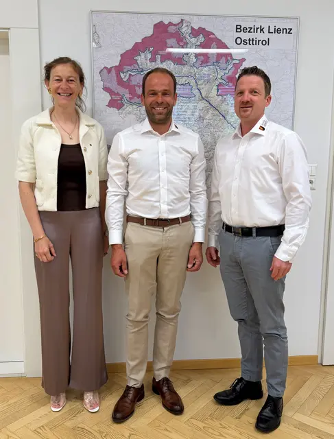 Bezirkshauptfrau Bettina Heinricher, Bürgermeister Johann Kraler und Bürgeremeister-Stellvertreter Erwin Bachmann (v. li.). | Foto: Land Tirol