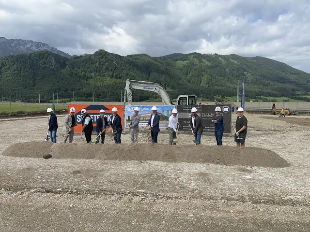 In Micheldorf hat die Windischbauer GmbH den Spatenstich für ein neues Mehrmarken-Autohaus gesetzt.  | Foto: Windischbauer/Pointl