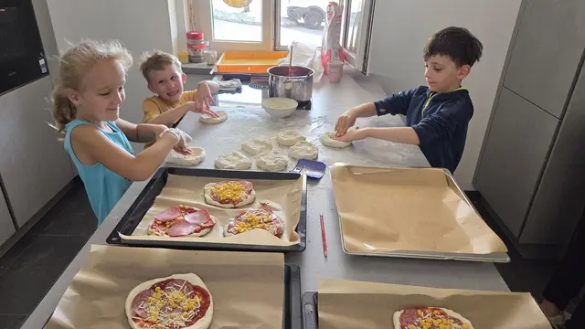Kleine eifrige Pizzabäcker am Werk. | Foto: VS Höhnhart