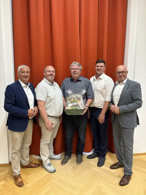 Verabschiedung: Vizebürgermeister Michael Leitgeb, Amtsleiter Ing. Roland Poiger MBA, Werner Mirtl, Ortsvorsteher Gemeinderat Lukas Guger, Bürgermeister Georg Rosner (v.l.) | Foto: Stadtgemeinde Oberwart