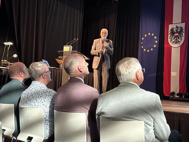 Wolfgang Jilek, der auch einer der Gründungsväter der Lea war, referierte über den Verlauf und die Weiterentwicklung erneuerbarer Energien. | Foto: MeinBezirk/Gerda Sammer-Schmidt