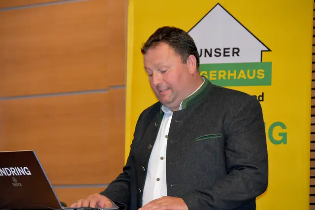 Aufsichtsratsvorsitzender Michael Windhaber | Foto: MeinBezirk/Helmut Riedl