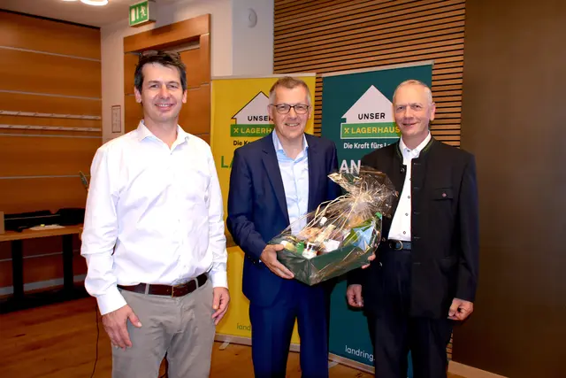 Geschäftsführer Georg Rockenbauer, Gastredner und Leiter des Bereichs Technik in der Raiffeisen Ware Austria Johann Oberger, sowie Obmann Stefan Harrer (v. li. n. re.) bei der Generalversammlung. | Foto: MeinBezirk/Helmut Riedl