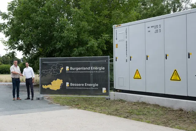 Offizielle Inbetriebnahme in Rechnitz mit Bürgermeister Martin Kramelhofer (li.) und Stephan Sharma, Vorstand der Burgenland Energie | Foto: Burgenland Energie AG