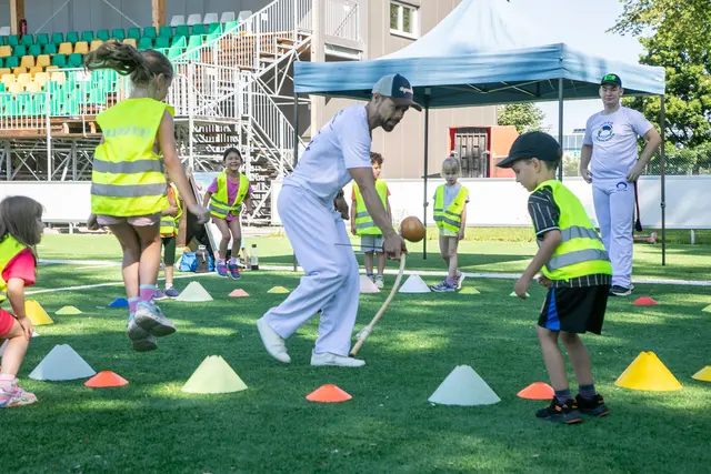 Das Sportzentrum Nord im Stadtteil Liefering stand wieder ganz im Zeichen von Bewegung, Spiel und Sport: Beim fünften "Sport-Action-Day" am 19. Juni 2026 verwandelten sich die Plätze, Hallen und das American Football Center der Salzburg Ducks in ein großes Bewegungsparadies für Kinder und Jugendliche.  | Foto: Stadt Salzburg/Anna Pirato