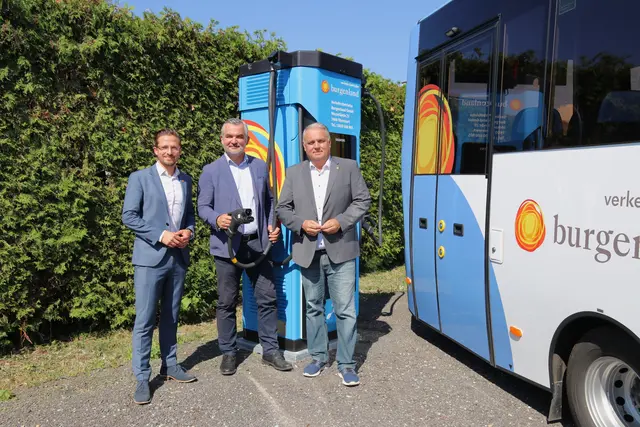 Stellten die neue E-Ladestelle der Verkehrsbetriebe Burgenland in Oberwart vor: VBB-Geschäftsführer Johannes Jandrisevits, Verkehrslandesrat Heinrich Dorner und VBB-Geschäftsführer Wolfgang Werderits (von links). | Foto: Landesmedienservice / Dorothea Müllner-Frühwirth