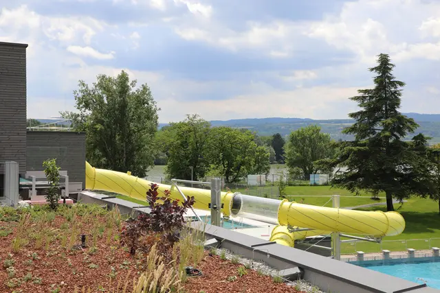 Blick von der Dachterrasse der Loft Sauna auf die Rutsche RUSH | Foto: Stadt Krems