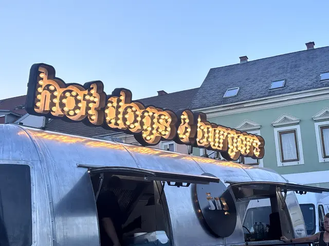 Der Street Food Market am Friedberger Hauptplatz lockt mit den unterschiedlichsten Spezialitäten.
 | Foto: Leonie Stanzel
