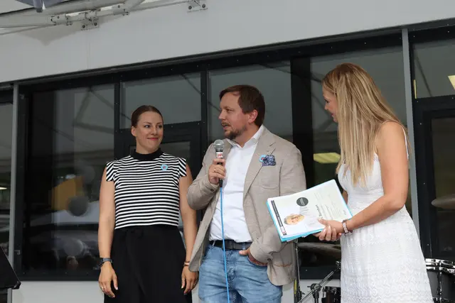 Korbinian Rauch und seine Frau Sushilla van Schoonhoven, die gemeinsam die Leitung Regionalgruppe vom Verein NF Kinder inne haben, mit Moderatorin Denise Neher.  | Foto: Elisabeth Zangerl