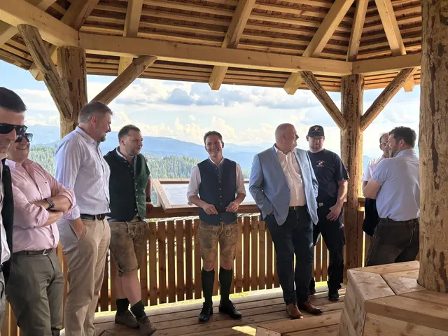 Eine Gruppe von Männern steht in einem Holzpavillon