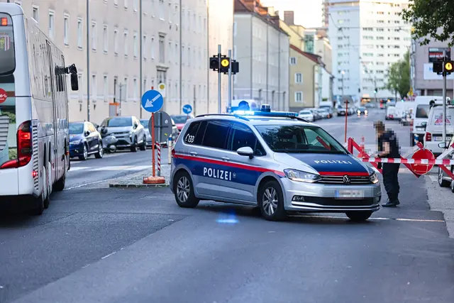 Loch tat sich vor Zebrastreifen auf: Was verursachte den Einbruch der Fahrbahn? | Foto: Reischl