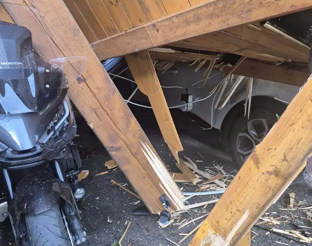 Ein Pkw sowie zwei Motorräder wurden dadurch beschädigt.  | Foto: Feuerwehr Wernberg