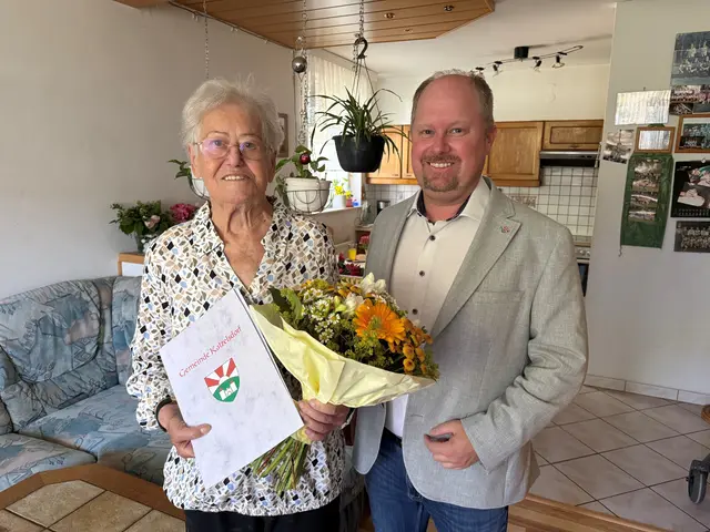 Hannelore Tometschek (85) mit Bgm. Michael Nistl | Foto: Gemeinde Katzelsdorf
