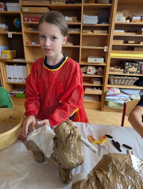 Volles Engagement und viel handwerkliches Geschick zeigten die Kinder der 2.i-Klasse der Martin-Boos-Schule in Gallneukirchen beim Fertigen ihrer Fantasietiere. | Foto: Martin-Boos-Schule