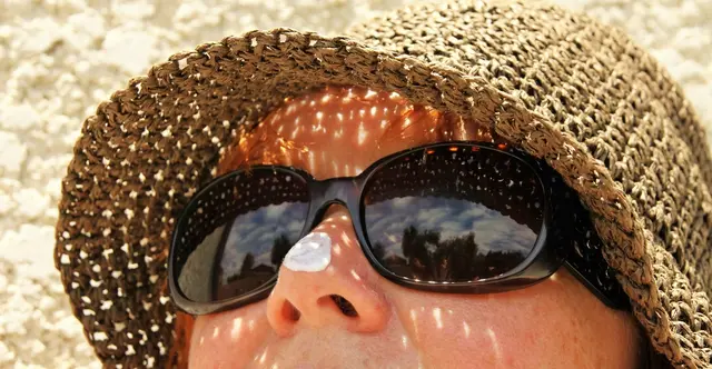 Sonnenbrille, Kopfbedeckung und Sonnencreme bieten Schutz. Wer sich dann noch im Schatten aufhält, macht vieles richtig.  | Foto: pixabay / chezbeate