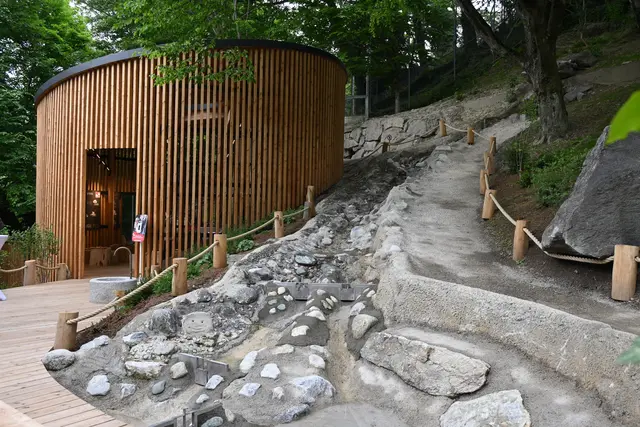 Artenschutz-Pavillon, Trinkbrunnen und Wasserspielplatz, davor eine Sitzbank zum Verweilen. Hier lässt es sich bei Hitze gut ausruhen. | Foto: Königer