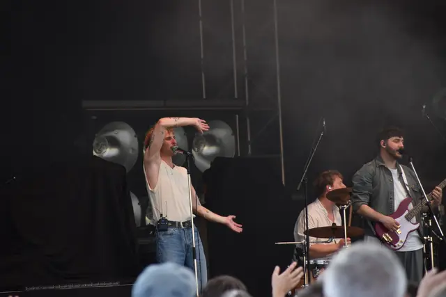 Laurenz Nikolaus stimmte das Publikum mit Rockmusik aus Österreich ein.  | Foto: Barbara Fluckinger
