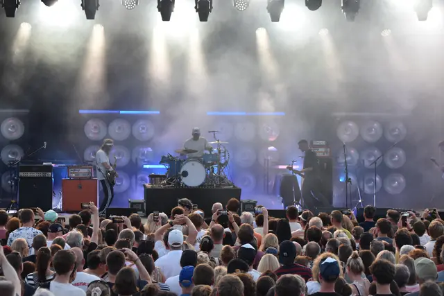 Die Band plauderte auch aus dem Nähkästchen und berichtete von ihrem Tag, den sie bereits in Kufstein verbracht hatten.  | Foto: Barbara Fluckinger
