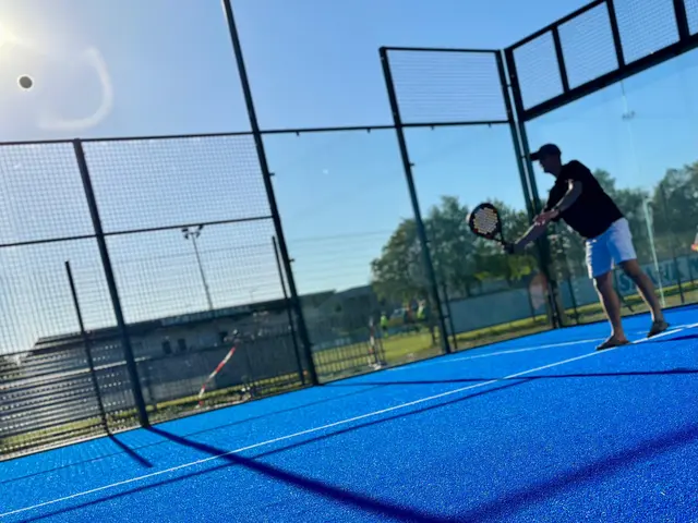 Den ganzen Tag über kannst du beim Open Play kostenlos Padel ausprobieren, erste Ballwechsel spielen und den neuen Trendsport hautnah erleben. | Foto: Markus Kahrer