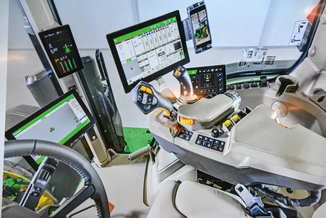 Der Blick ins Cockpit moderner Traktoren zeigt die unaufhaltsame Weiterentwicklung in der Technik. | Foto: MeinBezirk/Helmut Riedl