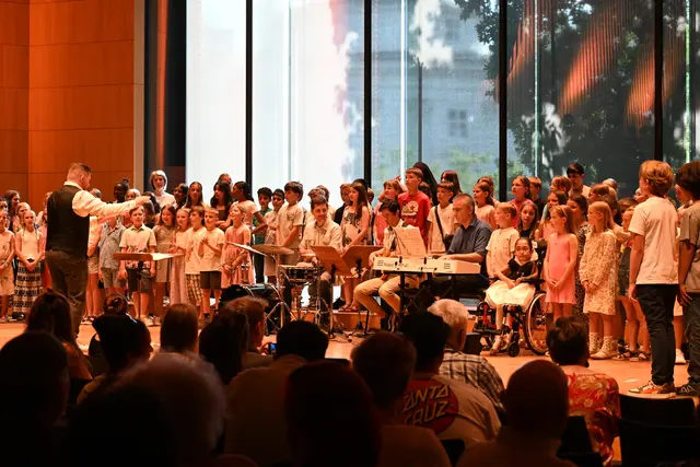 Mehr als 120 Kinder auf einer Bühne im Haus der Musik. | Foto: Königer