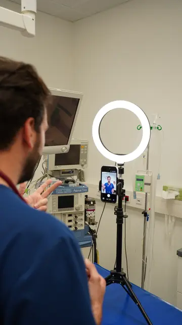 Behind The Scenes: Simon Reinelt bei einem Dreh für Instagram.  | Foto: Simon Reinelt/derviechdoktor