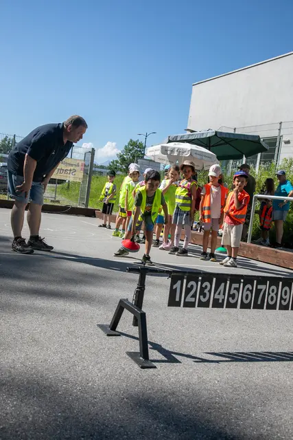 Das Sportzentrum Nord im Stadtteil Liefering stand wieder ganz im Zeichen von Bewegung, Spiel und Sport: Beim fünften "Sport-Action-Day" am 19. Juni 2026 verwandelten sich die Plätze, Hallen und das American Football Center der Salzburg Ducks in ein großes Bewegungsparadies für Kinder und Jugendliche.  | Foto: Stadt Salzburg/Anna Pirato