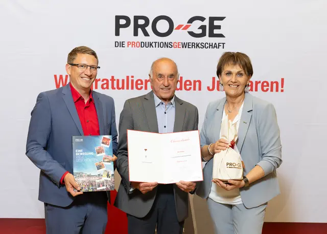 V.l.: Klaus Bachmair (PRO-GE Bezirksvorsitzender/Betriebsratsvorsitzender TGW Logistics), Adolf Bernecker, Elfriede Schober (stv. Bundesvorsitzende PROGE, Vizepräsidentin AK Wien) | Foto: PRO-GE OÖ/Klaus Mitterhauser