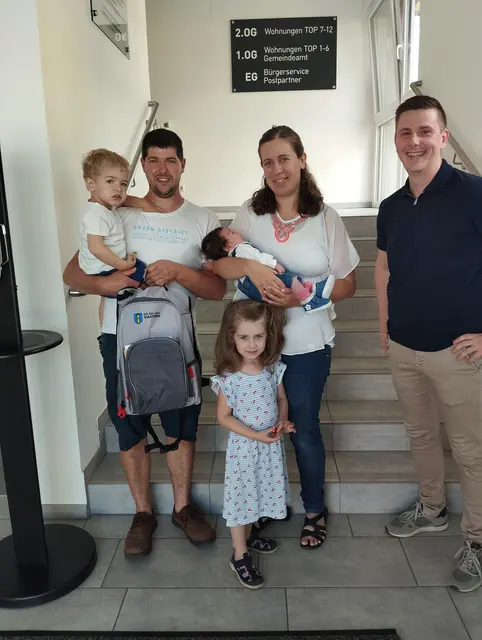 Bürgermeister Florian Hutter, Tanja und Florian Schandl mit Paul und den Kindern Matthias und Juliana | Foto: Marktgemeinde Gastern