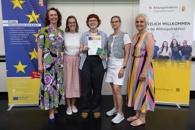Anna Lieb mit ihrer Urkunde vom CEBS-Fremdsprachenwettbewerb | Foto: NMS Kautzen