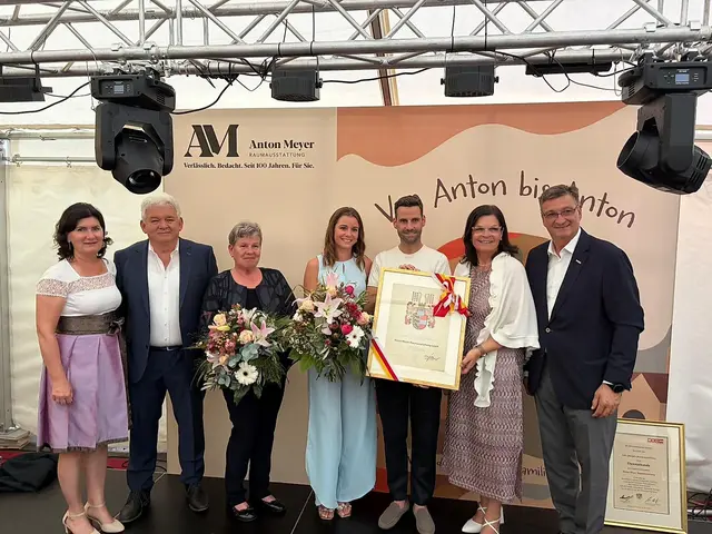 Anton Meyer Raumausstattung GmbH wurde heute mit dem Kärntner Landeswappen ausgezeichnet. Landesrätin Marika Lagger-Pöllinger überreichte die hohe Auszeichnung | Foto: XLOV