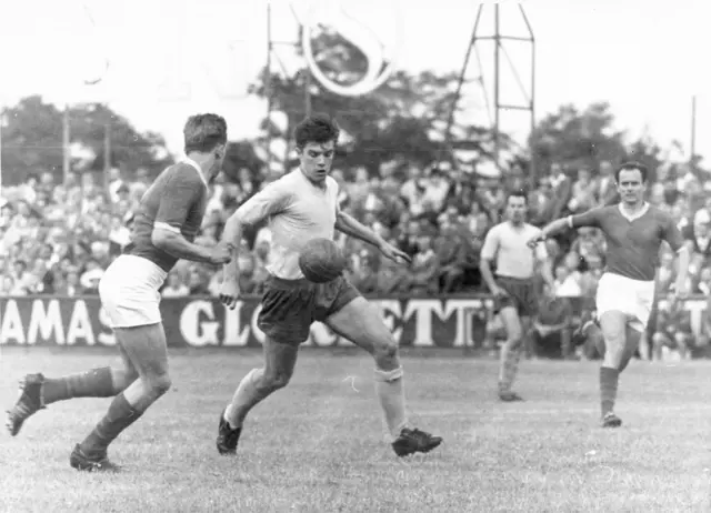 Im Alter von 88 Jahren ist laut einem Zeitungsbericht ÖFB-Legende Hans Buzek verstorben. Hier zu sehen 1960 bei einem Vienna-Spiel (Mitte). 
 | Foto: APA-Images / brandstaetter images / Votava