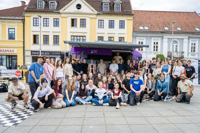 Freuen sich über ein gelungenes Projekt und einen ereignisreichen Tag: Jugendliche der Klassen 3B, 4A und 5B des Alpen-Adria-Gymnasiums Völkermarkt, gemeinsam mit ihren Kunstlehrkräften, dem Team von "Urban Playground" und Clusterleiterin Elvira Steindorfer
 | Foto: Alpen-Adria-Gymnasium Völkermarkt