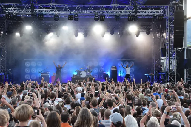 Nach der Vorband starteten die Sportfreunde Stiller ihren Rückblick auf dreißig Jahre Bandgeschichte.  | Foto: Barbara Fluckinger