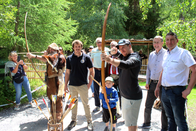 Skistar Fabio Gstrein duellierte sich mit dem Ötzi beim "Etztaler Tag" in Umhausen. | Foto: Ötzi-Dorf/Greifvogelpark Umhausen