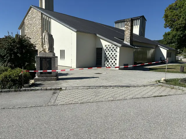 Die Sanierungsarbeiten der Pfarrkirche Wiesen laufen noch bis voraussichtlich Ende September.  | Foto: MeinBezirk/Barbara Babonitsch-Diewald