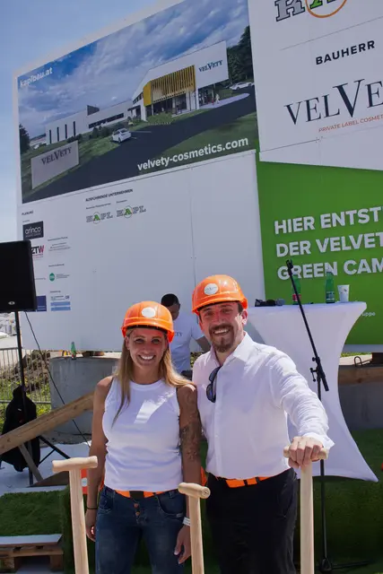 Gründerin Michaela Schatzer und CEO Patrick Schatzer beim Spatenstich in Ansfelden. | Foto: Velvety Manufaktur