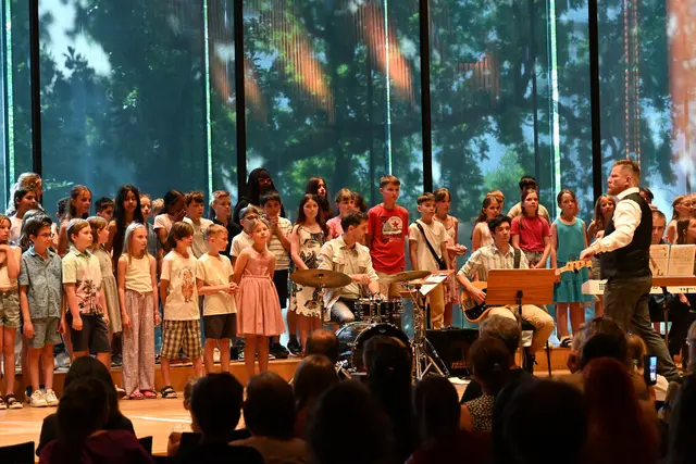 Eine eigene Lehrerband begleitete die Kinder.  | Foto: Königer