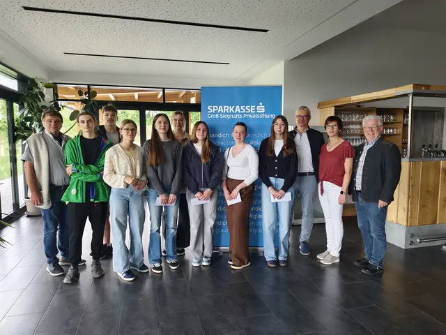 Vizebürgermeister Walter Greulberger, Ben Karim Haruda, Marcel Tobolka, Zoey Miriam Kugler, Amelie Metz, Leonie Mejta, Vanessa Lindtner, Stella Lorena Bäck, Anna Müllner, die Stiftungsräte Wolfgang Mayrhofer und Alexandra Wiedena sowie Bürgermeister Harald Hofbauer (v.l.) | Foto: Marktgemeinde Dietmanns