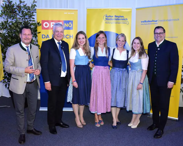 Landesdirektor ORF NÖ Alexander Hofer, Landesrat Anton Kasser, die jungen Musikantinnen des Ensembles Blusnknepf und Harald Froschauer, Geschäftsführer der Volkskultur Niederösterreich. | Foto: Volkskultur Niederösterreich